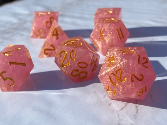 Philter of Love Dice Set per DnD / 7 pezzi set di dadi in resina a spigolo  vivo, fatti a mano, dadi personalizzati / RPG, Dungeons and Dragons, D&D,  Pathfinder -  Italia