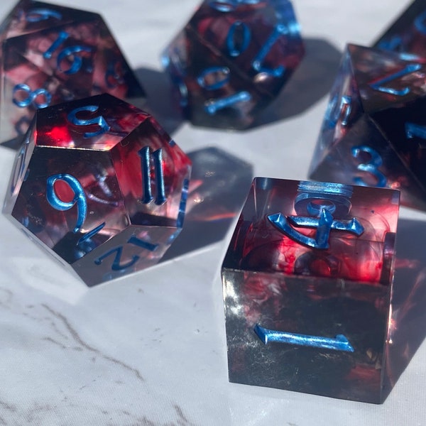 Juego de dados de resina hechos a mano para D&D "Gota de sangre manchada" / Juego de dados poliédricos personalizados de borde afilado para juegos de rol de mesa de fantasía para D&D, Pathfinder, TTRPG