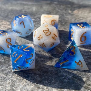 Icewind - Dadi DnD affilati - Glitter - Set di dadi in resina fatti a mano per giochi da tavolo - Dungeons & Dragons, Pathfinder, Cthulhu, Cyberpunk