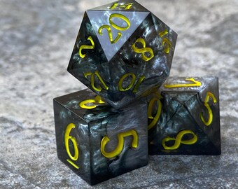 ダークスティールエッジ｜テーブルトップゲーム、RPG、D&D、パスファインダー、サイバーパンク、クトゥルフ神話TRPG用の手作り樹脂製多面体ダイスセット