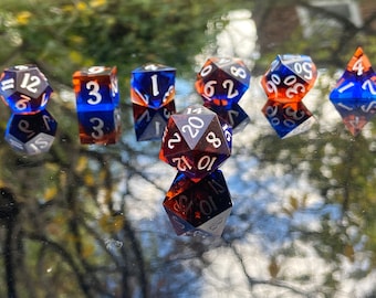 Set di dadi in resina fatti a mano per D&D "Champion's Chalice" / Set di dadi poliedrici personalizzati con bordi affilati per giochi di ruolo fantasy da tavolo, D&D, Pathfinder e TTRPG.