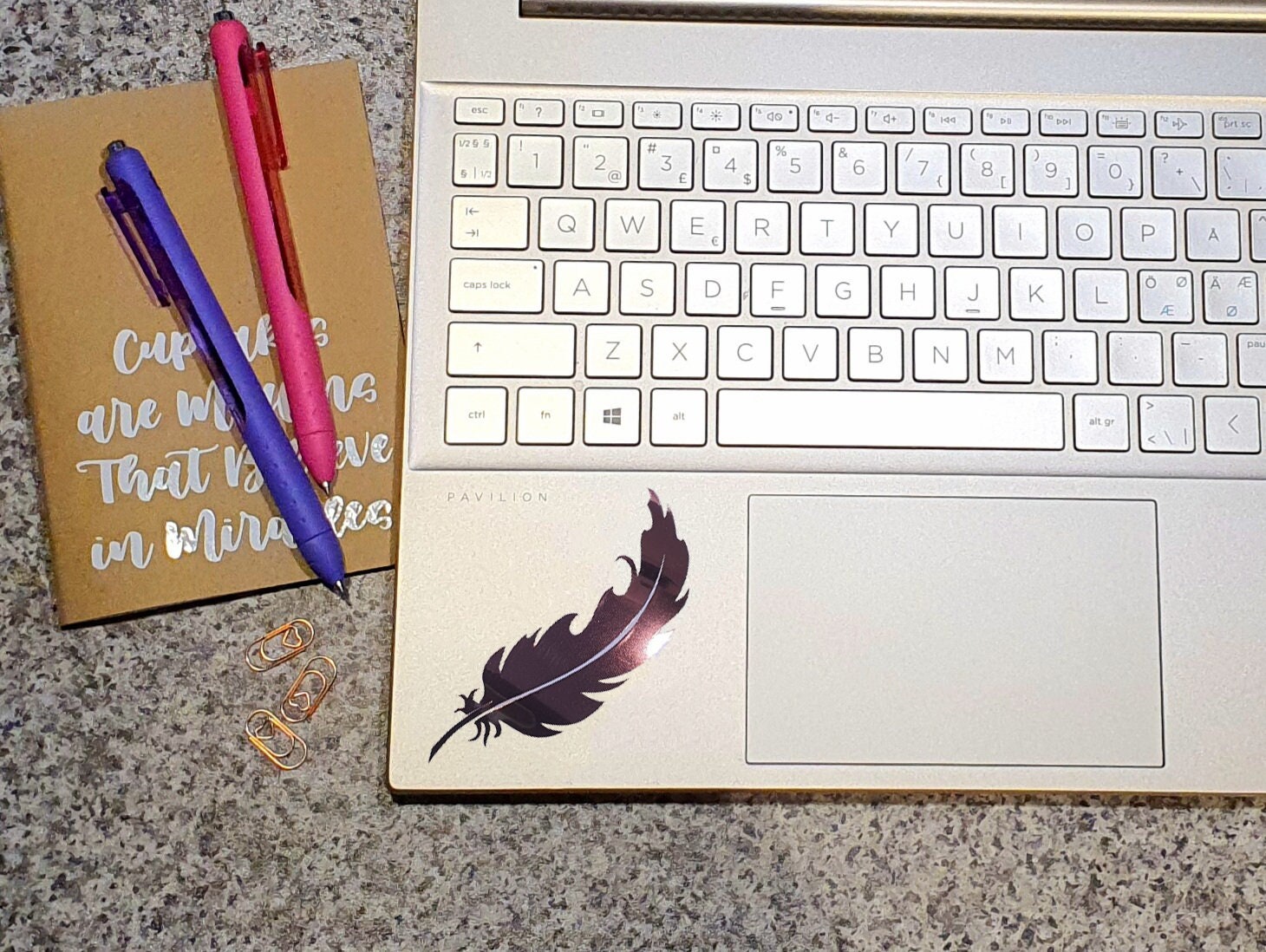 Adhesivo de vinilo con forma de pluma