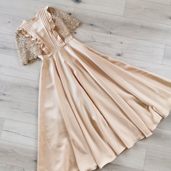 1970s peachy satin ball gown | Size: M/M-L | vinta