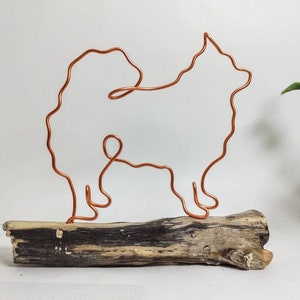 Handmade Wire Pomeranian on Driftwood: Personalised Dog Lovers Gift