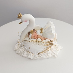Une fille sur un cygne Baby Shower baptême fille Topper baptême cygne avec couronne pâte faite à la main cygne princesse Cake Topper fondant