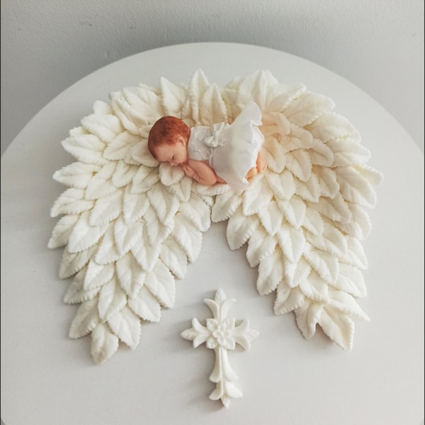 Petit ange de bébé sur des ailes pour décoration de gâteau