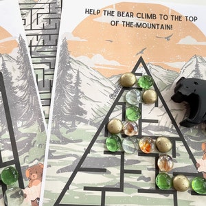Puede incluir: Un juego de laberinto imprimible para ni&ntilde;os con un oso que escala una monta&ntilde;a. El laberinto tiene forma de tri&aacute;ngulo y tiene una l&iacute;nea de meta en la parte superior. El juego incluye una figurita de oso negro y cuentas de vidrio de colores.