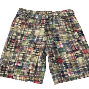 Puede incluir: Shorts de cuadros de patchwork en una variedad de colores, incluyendo rojo, azul, verde y amarillo.