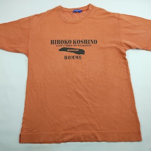 Vintage 90s Hiroko Koshino Homme Desperado Big Logo Spell Out Tee T-shirt Classic Modern Fashion Designer Streetwear Fits M L J379