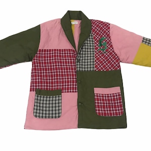 以下が含まれることがあります： 襟、長袖、ボタン留めのあるパッチワークジャケット。ジャケットはピンク、グリーン、レッド、イエロー、ブラックなど、さまざまな色の生地で作られています。ジャケットには前面にポケットが2つ付いています。