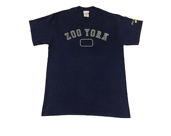 Vintage 90s Zoo York First String Spell Out Tee T-shirt Printed Modern Classic Fashion Inspired Designer Streetwear Fit Size M M375