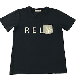 Puede incluir: Camiseta negra de manga corta y cuello en V con un gráfico blanco "RELY" y un bolsillo de camuflaje.