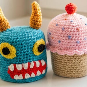 Puede incluir: Un juego de tres tazas de cer&aacute;mica con un acabado mate moteado. Las tazas son de color crema, gris claro y gris oscuro. Cada taza tiene un dise&ntilde;o simple y minimalista y un asa redondeada.