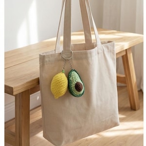 Peut inclure: Ensemble de trois tasses en c&eacute;ramique avec une finition mate et mouchet&eacute;e. Les tasses sont de couleur cr&egrave;me, gris clair et gris fonc&eacute;. Chaque tasse a un design simple et minimaliste.