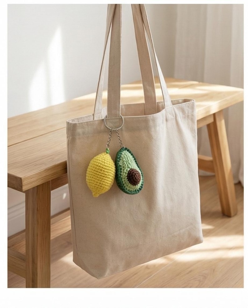 Peut inclure: Ensemble de trois tasses en c&eacute;ramique avec une finition mate et mouchet&eacute;e. Les tasses sont de couleur cr&egrave;me, gris clair et gris fonc&eacute;. Chaque tasse a un design simple et minimaliste.