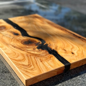 Handgefertigtes Schneidebrett aus Zedernholz und schwarzem Epoxidharz-Schneidebrett - ein extra großes, einzigartiges Schneidebrett | Kundenspezifisches einzigartiges Schneidebrett aus Harz und Holz