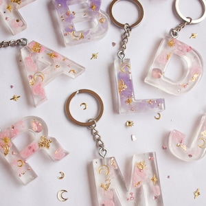 Llaveros de resina con letras / Llaveros con iniciales personalizados / Llaveros de epoxi personalizados / Letras del alfabeto hechas a mano / Pequeños regalos personalizables