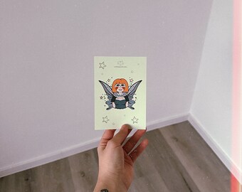 Little Fairy Girl – Print in größe A6 | Mini Poster | Kunst | Green | Fairycore | Illustration | Orange | Wings | Stars