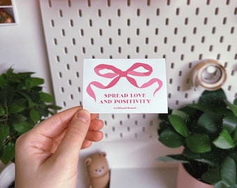 Sticker –  "spread love & positivity" | Laptop Sticker | Handy Aufkleber | Journaling | Clean Girl | Cute | Bow | Aesthetic | Quote | Rosa