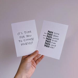 Set de postales – Elígete a ti mismo y Cosas buenas | Amor propio, más amor, más sueño, autocuidado, citas, error tipográfico, diseño, vida lenta