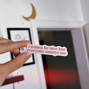 Funny Quote Sticker – „i wanna be nice but everyone annoys me“ – Weiß Rosa Vinyl Aufkleber