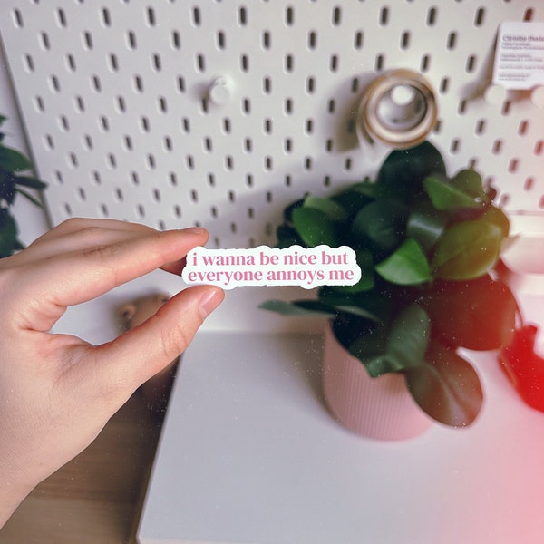 Sticker – „i wanna be nice but everyone annoys me" | Quote | Spruch | Laptop Sticker | Handy Aufkleber | Journaling | Mood | Kindle Sticker