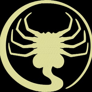 Puede incluir: Una criatura alienígena amarilla con ocho patas y una cola larga se representa dentro de un círculo. La criatura es una representación estilizada del extraterrestre de la película Alien.