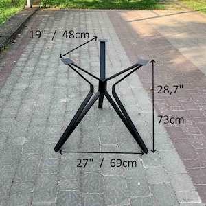 Könnte beinhalten: Schwarzes Metall-Tischgestell mit Sternmuster. Die Basis ist 69 cm breit, 48 cm tief und 73 cm hoch.