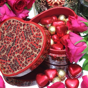 Boîte coeur en papier mâché rouge faite main, rangement de bijoux floraux