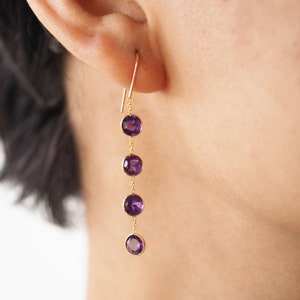 Pendientes de cadena de amatista, piedra natal de febrero, en oro macizo de 14 quilates.
