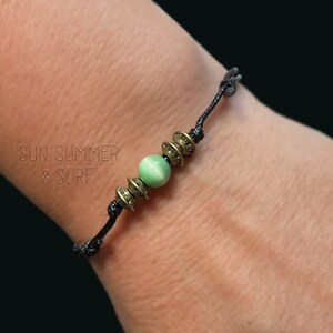 Surfararmband med pärlor i surfstil - Surfsmycken - Minimalistiskt ädelstensarmband - Grönt kattögonarmband - Armband för kvinnor - Boho