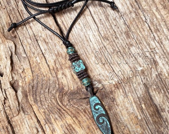 Colgante de tabla de surf con pátina verde para hombre o mujer - Joyería estilo surfero - Collar unisex - Collar bohemio para hombre - Collar playero