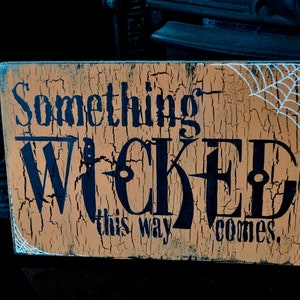 Signo de Halloween Algo perverso de esta manera viene Placa colgante de madera de Halloween Decoración espeluznante