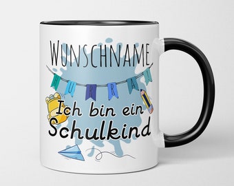 Personalisierte Einschulungs Tasse mit Spruch "Hurra. Ich bin ein Schulkind + deinem Wunschnamen" - Geschenke zur Einschulung Jungen