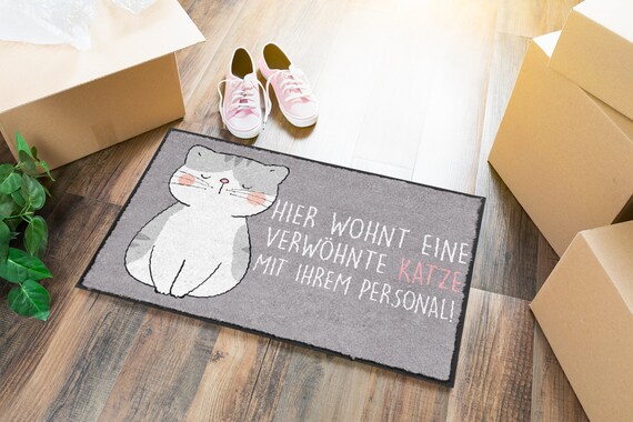 Fußmatte mit Spruch Hier wohnt eine verwöhnte Katze, mit ihrem Personal lustige  Fussmatte innen&außen waschbar Geschenkidee - .de