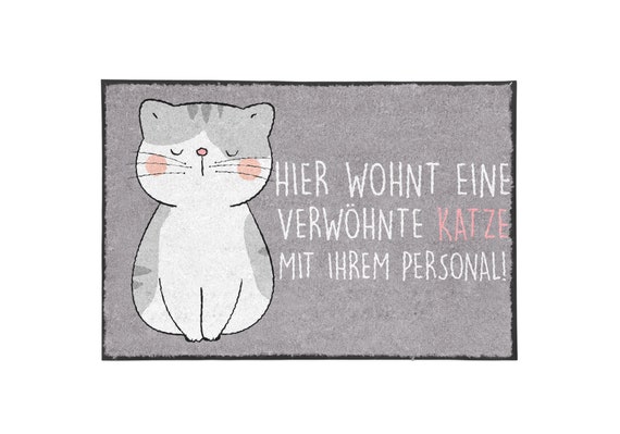 Fußmatte mit Spruch Hier wohnt eine verwöhnte Katze, mit ihrem Personal lustige  Fussmatte innen&außen waschbar Geschenkidee - .de