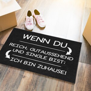 MoonWorks Türmatte Mit Spruch – „Wenn Du Reich, Gutaussehend Und Single Bist: Ich Bin Zuhause!“, 60x40 Cm, Rutschfest