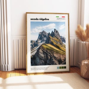 Puede incluir: Una impresión enmarcada con una vista panorámica de la cresta de Seceda en los Dolomitas, Italia. La imagen muestra picos montañosos escarpados bajo un cielo azul. La impresión incluye el texto "seceda ridgeline" y detalles de la ubicación.