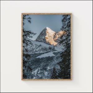 Impresión de la cara norte del Eiger: fotografía invernal de los Alpes suizos, decoración alpina