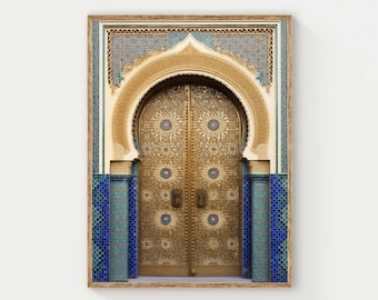 Puede incluir: Una impresión de arte mural enmarcada que muestra una puerta doble con intrincados patrones geométricos de estrellas doradas, dentro de un arco apuntado. El marco circundante presenta diseños de azulejos azules y tallas beige.