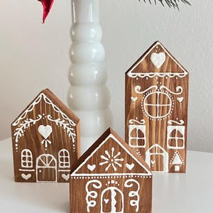 Decorazioni natalizie fatte a mano in legno a forma di casetta di pan di zenzero - Set da 3