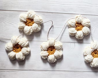 Decoración de pared con guirnalda de margaritas y flores silvestres
