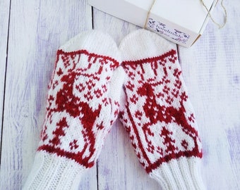 Alpaca mittens. Christmas mittens.