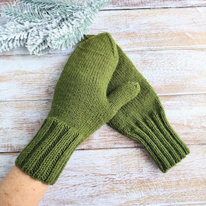 Green wool mittens. Handmade mittens.