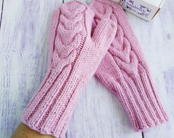 Mitaines roses en tricot. Mitaines en alpaga.