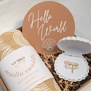 Pasgeboren Baby Gift Box | Gepersonaliseerde babyspeld | Baby shower cadeaupakket | Doopspeld | Baby Swaddle | Aandenken Baby Pin | BIG Shell Geschenkdoos