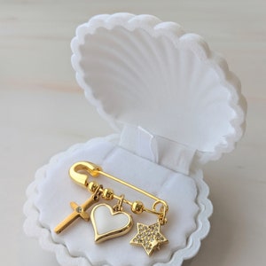 Personalized Gold Baby Pin Baby Brooch Baptism Pin Stroller Pin Baby Shower Keepsake Baby Pin Bridal Pin Shell Gift Box imagem 4