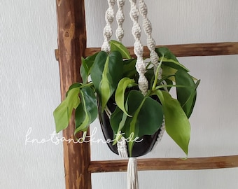 Macrame hanging basket, hanging basket, plant holder, plant hanger, Macrame plant hanger, plant hanger,