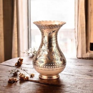 Handgemaakte gegraveerde koperen vaas, koperen decoratieve vaas - ambachtelijk vakmanschap