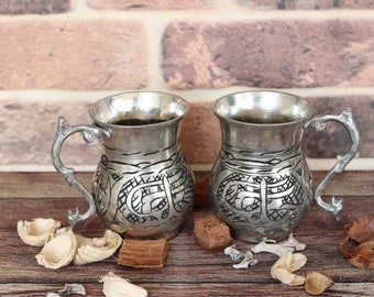 Juego de 2 tazas de cobre grabadas a mano: Artículos de bebida artesanales